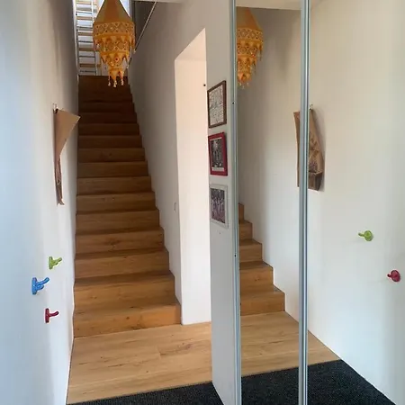 Dom wakacyjny Cosy Family House With Garden, 12 Min From The Center Praga