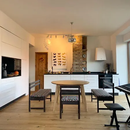 Cosy Family House With Garden, 12 Min From The Center Praga